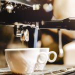L’incredibile importanza della tramoggia per fondi caffè nei bar moderni